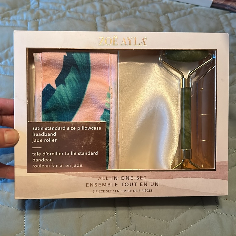 NWT, Zoë Ayla,Satin Pillowcase, Headband, Jade Roller Set, Never Opened 🥰🌹❤️